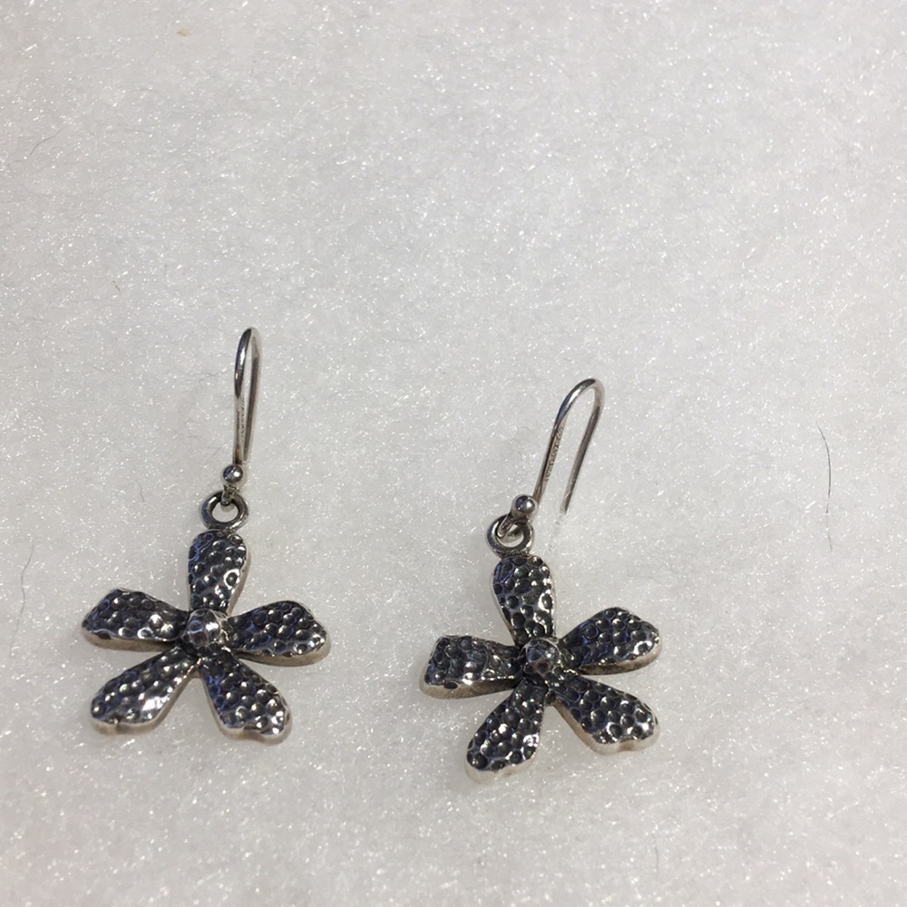 Silpada SS .925 Textured Daisy Flower Earrings